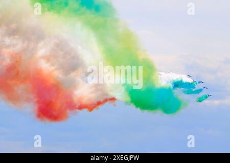 Die Frecce Tricolori, Italiens gefeiertes Kunstflugteam, das auf dem blauen Himmel fliegt, Bagotville Air Show 2024 Stockfoto