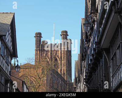 Alte Gebäude im tudor-Stil mit Holzrahmen und die Kathedrale in der St. Werburgh Street Chester Stockfoto