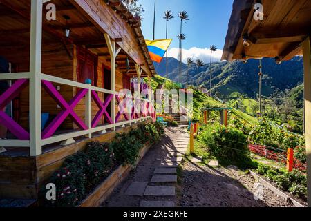 Entertainment Center im Valle del Cocora Valley mit hohen Wachspalmen. Salento, Abteilung Quindio. Kolumbien Stockfoto