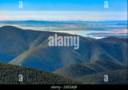 canyon Ferry Lake und ferne Berggipfel vom Hogback Mountain in der Nähe von york, montana Stockfoto