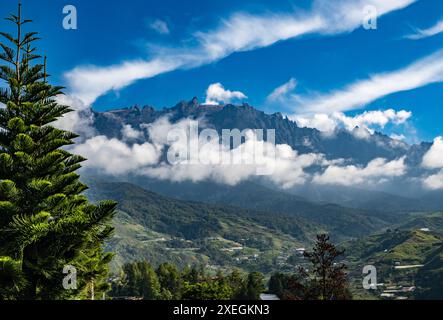 Der Mount Kinabalu ist der höchste Berg (4.095 Meter oder 13.435 ft) auf der Insel Borneo. Sabah, Borneo, Malaysia. Stockfoto