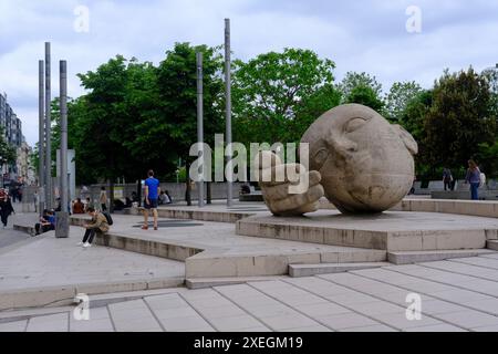 Die Statue der Ecoute des französischen Künstlers Henri de Miller (1953-1999 ) in Les Halles.Paris.France Stockfoto