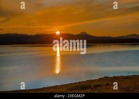Sonnenuntergang über dem pishkun Reservoir in der Nähe von choteau, montana Stockfoto
