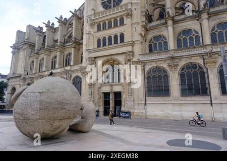 Die Statue der Ecoute des französischen Künstlers Henri de Miller (1953-1999) wird vor der Kirche Eglise Sait-Eustache in Les Halles.Paris.France ausgestellt Stockfoto