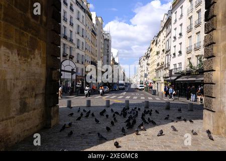 Blick auf die Rue du Faubourg Saint-Martin von Porte Saint-Martin.Paris.France Stockfoto