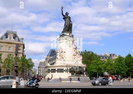 Monument à la République gekrönt von einer Marianne-Statue im Zentrum des Place de la République (Platz der Republik).Paris.Frankreich Stockfoto