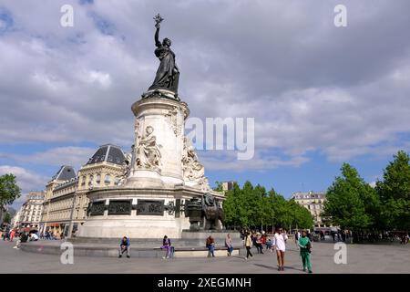 Monument à la République gekrönt von einer Marianne-Statue im Zentrum des Place de la République (Platz der Republik).Paris.Frankreich Stockfoto