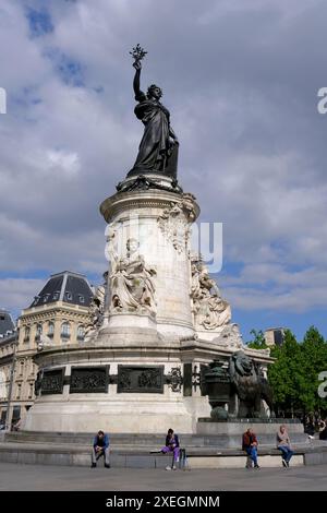 Monument à la République gekrönt von einer Marianne-Statue im Zentrum des Place de la République (Platz der Republik).Paris.Frankreich Stockfoto