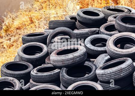 Stapel Reifen bereit für das Recycling. Alte Reifen werden übereinander gestapelt. Konzept von Abfall und Vernachlässigung, da die Reifen entsorgt werden Stockfoto