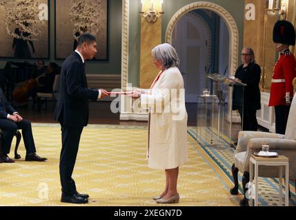Ottawa, Kanada. Juni 2024. Generalgouverneur von Kanada Mary Simon erhält das Beglaubigungsschreiben des neuen chinesischen Botschafters in Kanada Wang Di am 26. Juni 2024 in Ottawa, Kanada. Simon betonte, dass China ein wichtiges Land mit globalem Einfluss und ein wichtiger Handelspartner für Kanada sei, sagte, Kanada werde die bilateralen Beziehungen voranbringen, um den beiden Völkern mehr Vorteile zu bringen. Quelle: Lin Wei/Xinhua/Alamy Live News Stockfoto
