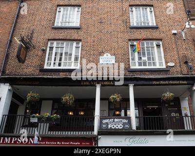 Der Victoria Pub auf den Reihen oben auf der Bridge St und Watergate St aus dem Jahr 1269 Stockfoto