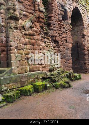 Ruinen mittelalterlicher Steinmauern am östlichen Ende des zerstörten Chors und Turms der St. Johns Kirche in Chester Stockfoto