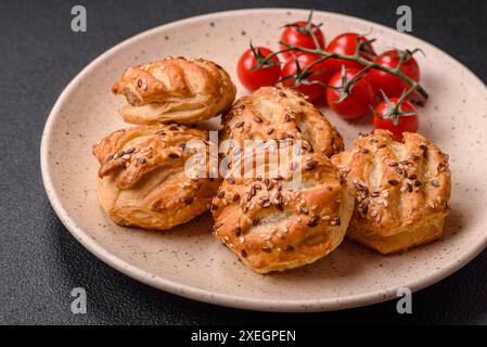 Leckere knusprige Mini-Puffs mit Wurst oder Fleisch mit Salz, Thymian und Sesam Stockfoto