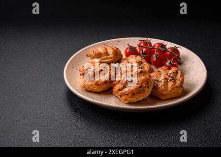 Leckere knusprige Mini-Puffs mit Wurst oder Fleisch mit Salz, Thymian und Sesam Stockfoto