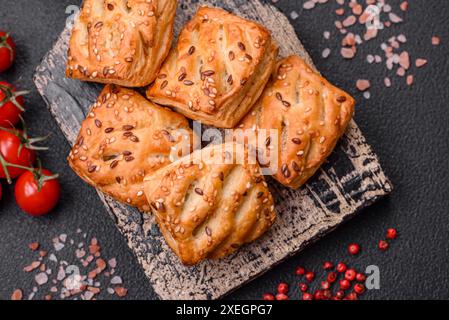 Leckere knusprige Mini-Puffs mit Wurst oder Fleisch mit Salz, Thymian und Sesam Stockfoto