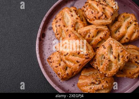 Leckere knusprige Mini-Puffs mit Wurst oder Fleisch mit Salz, Thymian und Sesam Stockfoto