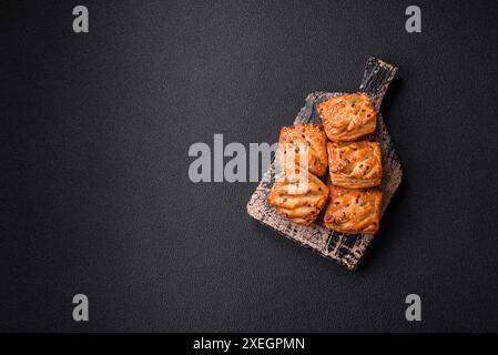 Leckere knusprige Mini-Puffs mit Wurst oder Fleisch mit Salz, Thymian und Sesam Stockfoto