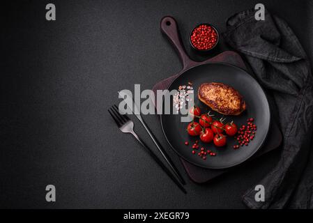 Köstliches frisch gebratenes vegetarisches Sojabohnenschnitzel mit Salz, Gewürzen und Kräutern Stockfoto