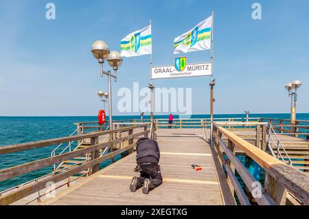 SeebrÃ¼cke Graal MÃ¼ritz, Ostsee, Ostsee, Deutschland 5. Mai 2024. Bauarbeiter Stockfoto