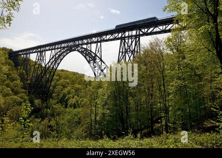 Münchner Brücke mit Dieseltriebwagen, höchste Eisenbahnbrücke Deutschlands, Solingen, Europa Stockfoto