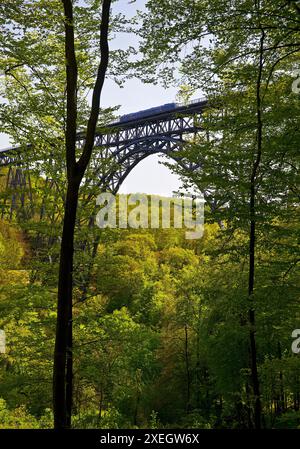 Münchner Brücke mit Dieseltriebwagen, höchste Eisenbahnbrücke Deutschlands, Solingen, Europa Stockfoto