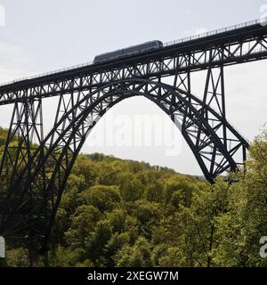 Münchner Brücke mit Dieseltriebwagen, höchste Eisenbahnbrücke Deutschlands, Solingen, Europa Stockfoto