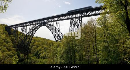 Münchner Brücke mit Dieseltriebwagen, höchste Eisenbahnbrücke Deutschlands, Solingen, Europa Stockfoto