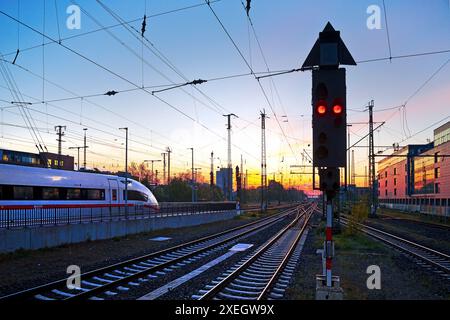 Intercity Express beim stimmungsvollen Sonnenaufgang am Hauptbahnhof in Dortmund, Deutschland, Europa Stockfoto