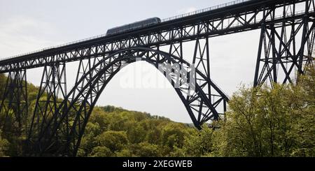 Münchner Brücke mit Dieseltriebwagen, höchste Eisenbahnbrücke Deutschlands, Solingen, Europa Stockfoto