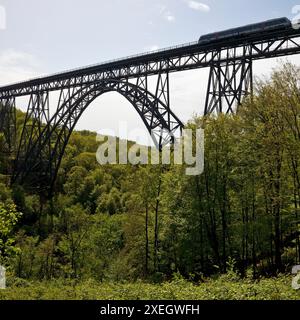 Münchner Brücke mit Dieseltriebwagen, höchste Eisenbahnbrücke Deutschlands, Solingen, Europa Stockfoto