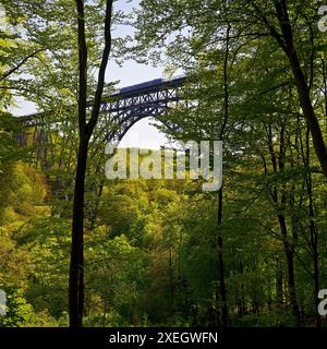 Münchner Brücke mit Dieseltriebwagen, höchste Eisenbahnbrücke Deutschlands, Solingen, Europa Stockfoto