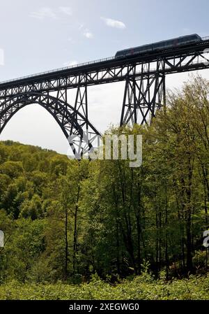 Münchner Brücke mit Dieseltriebwagen, höchste Eisenbahnbrücke Deutschlands, Solingen, Europa Stockfoto