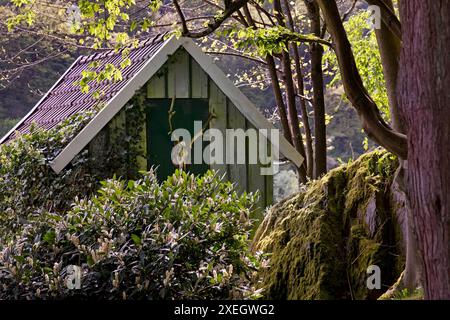 Kleines Gartenhaus mit Hirschgeweih in Unterburg, Solingen, Bergisches Land, Europa Stockfoto