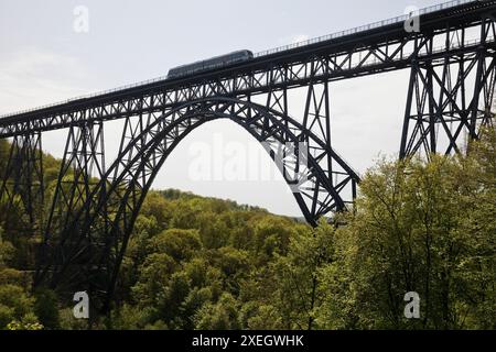 Münchner Brücke mit Dieseltriebwagen, höchste Eisenbahnbrücke Deutschlands, Solingen, Europa Stockfoto