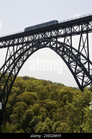 Münchner Brücke mit Dieseltriebwagen, höchste Eisenbahnbrücke Deutschlands, Solingen, Europa Stockfoto