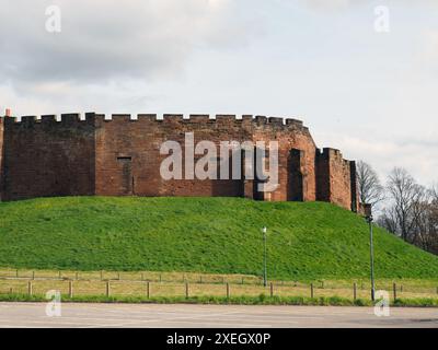 Die erhaltene mittelalterliche Mauer von chester Castle, die Teil der Stadtmauer ist Stockfoto