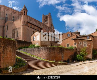 Blick auf die historische Kathedrale von Sainte-Cecile aus rotem Backstein im Stadtzentrum von Albi Stockfoto