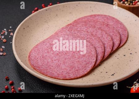 Köstliche geräucherte Salami-Wurst mit Salz, Gewürzen und Kräutern Stockfoto