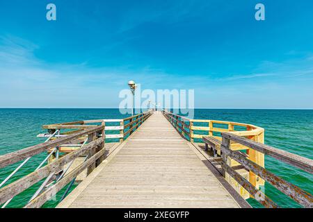 Fußweg zum Meer. Holzpassage, Brücke über den Ozean. SeebrÃ¼cke Graal MÃ¼ritz, Ostsee, Baltic SE Stockfoto