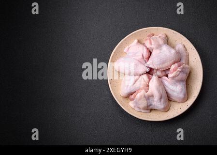 Frische, rohe Hähnchenflügel mit Salz und Gewürzen zum Backen zubereitet Stockfoto