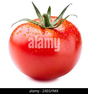 Nahaufnahme einer saftigen roten Tomate mit Wassertröpfchen, isoliert auf weißem Hintergrund Stockfoto