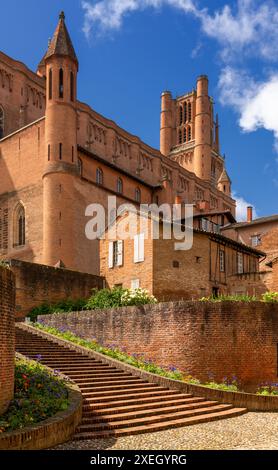 Blick auf die historische Kathedrale von Sainte-Cecile aus rotem Backstein im Stadtzentrum von Albi Stockfoto