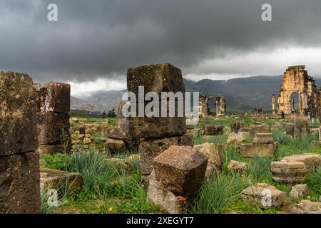 Blick auf die römischen Ruinen von Volubilis in der Nähe von Meknes im Norden Marokkos Stockfoto