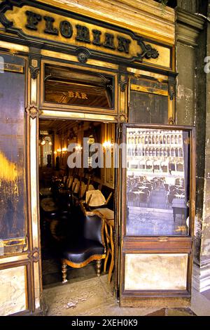 Cafe Florian Eingangstür mit Spiegelspiegelung von San Marco, Venedig, Italien Stockfoto