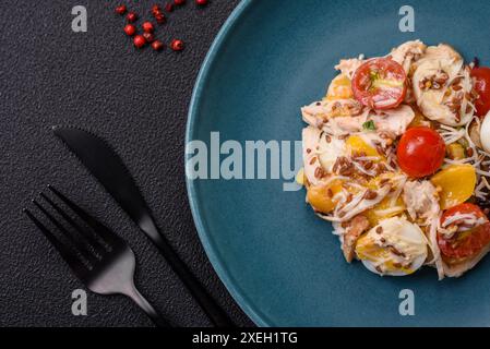 Köstlicher frischer Salat mit Hühnchen, Wachteleiern, Kirschtomaten, Salat Stockfoto