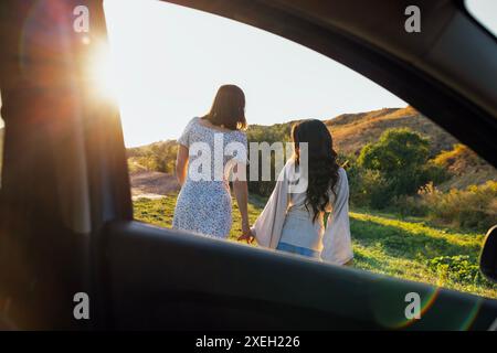 Junge Frauen verschiedener Rassen lachen und haben Spaß während der Reise Stockfoto