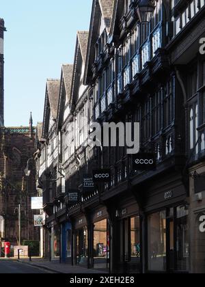 Geschäfte in den kunstvollen Fachwerkhäusern in der St. Werburgh Street Chester Stockfoto