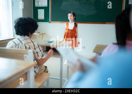 Kinder mit Präsentationsaktivitäten im Klassenzimmer vor dem Klassenzimmer Stockfoto