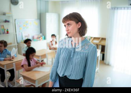 Lehrer haben es satt, dass Kinder im Klassenzimmer schelmisch sind. Stockfoto