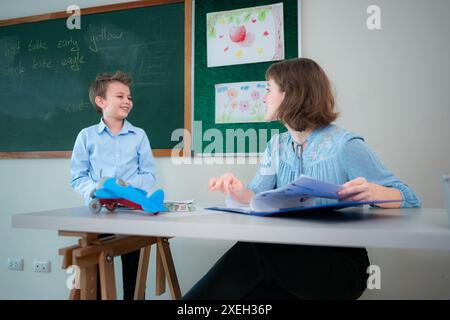 Kinder mit Präsentationsaktivitäten im Klassenzimmer vor dem Klassenzimmer Stockfoto